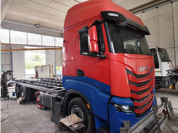 Autocarro con pianale/ Cassone fisso IVECO S-WAY