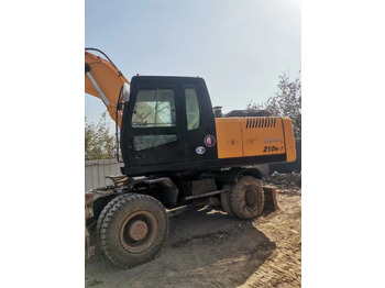 Escavatore gommato HYUNDAI R210