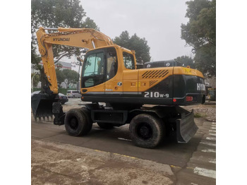 Escavatore gommato HYUNDAI R210
