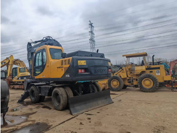 Escavatore gommato VOLVO