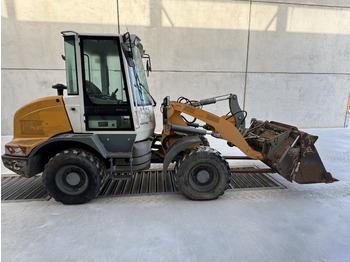 Escavatore gommato LIEBHERR L 506