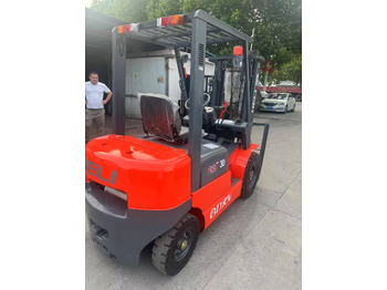 Carrello elevatore diesel heli stock new 2024 model 3T diesel forklift Customizable Mast & Clamp: foto 3