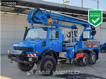 Camion con gru UNIMOG