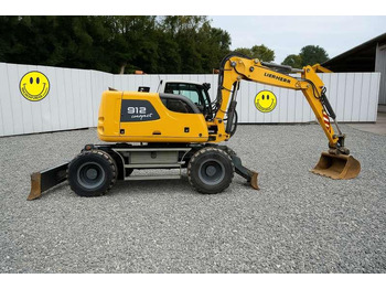 Escavatore gommato LIEBHERR A 912