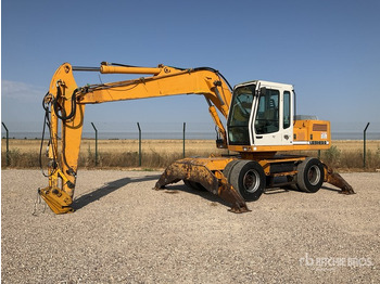 Escavatore gommato LIEBHERR A 902