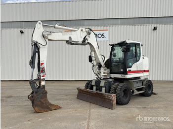 Escavatore gommato LIEBHERR A 912