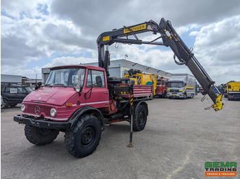 Camion con gru UNIMOG