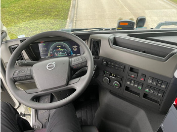 Foto d'interni 1: Camion cisterna VOLVO FM