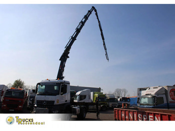 Camion con gru MERCEDES-BENZ Arocs
