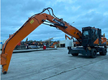 Escavatore gommato DOOSAN