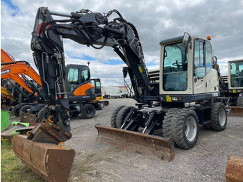 Escavatore gommato TEREX