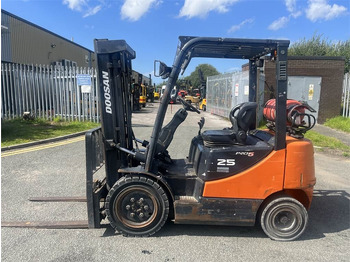 Carrello elevatore a gas DOOSAN