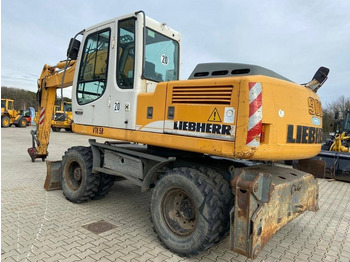 Escavatore gommato LIEBHERR A 900