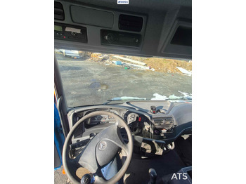 Foto d'interni 1: Autocarro furgonato Mercedes 818