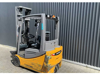 Carrello elevatore elettrico Jungheinrich EFG216: foto 3