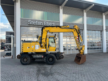 Escavatore gommato LIEBHERR A 900