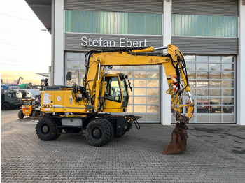 Escavatore gommato LIEBHERR A 900