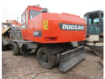 Escavatore gommato DOOSAN DH200: foto 1