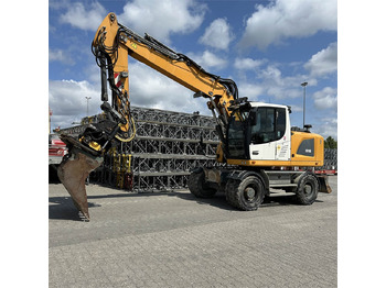 Escavatore gommato LIEBHERR A 918