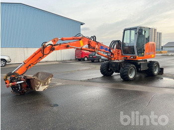 Escavatore gommato HITACHI