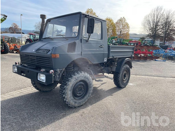 Autocarro con pianale/ Cassone fisso UNIMOG