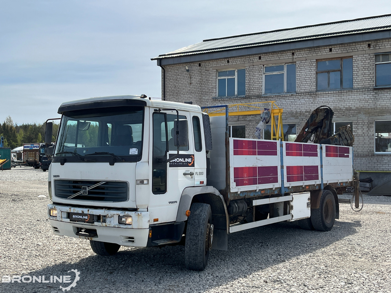 2000 Volvo FL220 4x2 + Hiab 102-4 - Autocarro con pianale/ Cassone fisso, Camion con gru: foto 2 2000 Volvo FL220 4x2 + Hiab 102-4 - Autocarro con pianale/ Cassone fisso, Camion con gru: foto 2