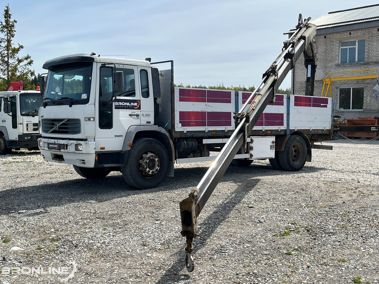 2000 Volvo FL220 4x2 + Hiab 102-4 - Autocarro con pianale/ Cassone fisso, Camion con gru: foto 1 2000 Volvo FL220 4x2 + Hiab 102-4 - Autocarro con pianale/ Cassone fisso, Camion con gru: foto 1