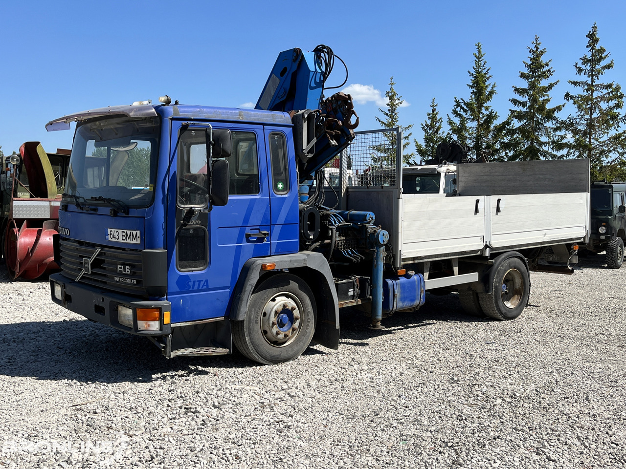 VOLVO FL611 + Palfinger PK 8200 - Autocarro con pianale/ Cassone fisso, Camion con gru: foto 1 VOLVO FL611 + Palfinger PK 8200 - Autocarro con pianale/ Cassone fisso, Camion con gru: foto 1