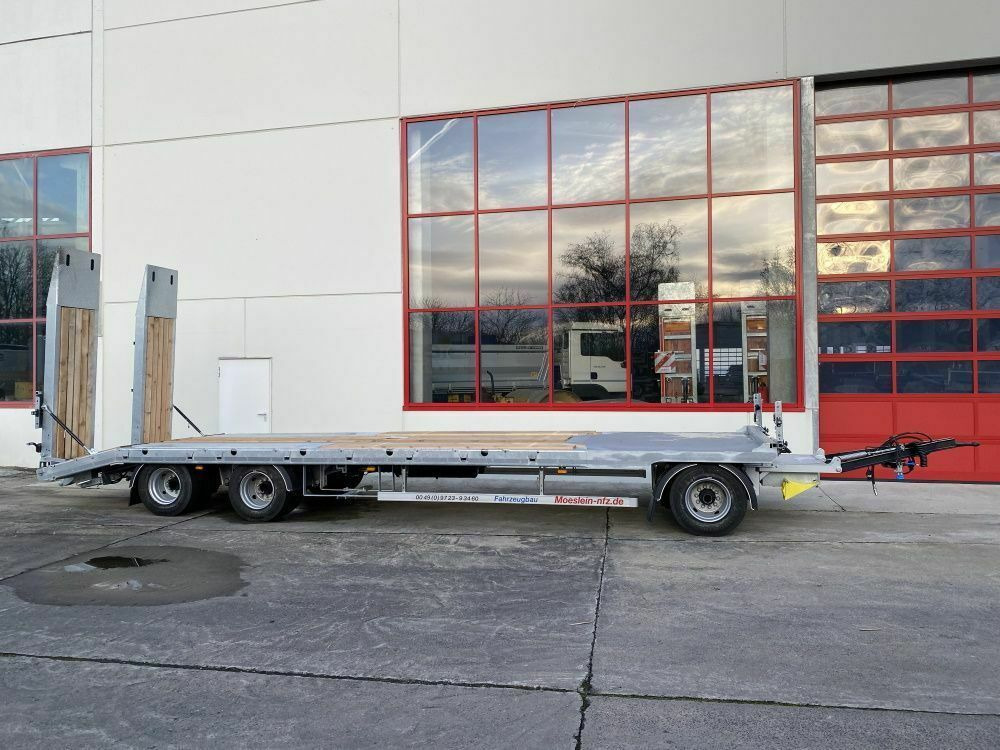 Möslein 3 Achs Tieflader mit gerader Ladefläche 8,10 m, - Rimorchio pianale ribassato: foto 1 Möslein 3 Achs Tieflader mit gerader Ladefläche 8,10 m, - Rimorchio pianale ribassato: foto 1