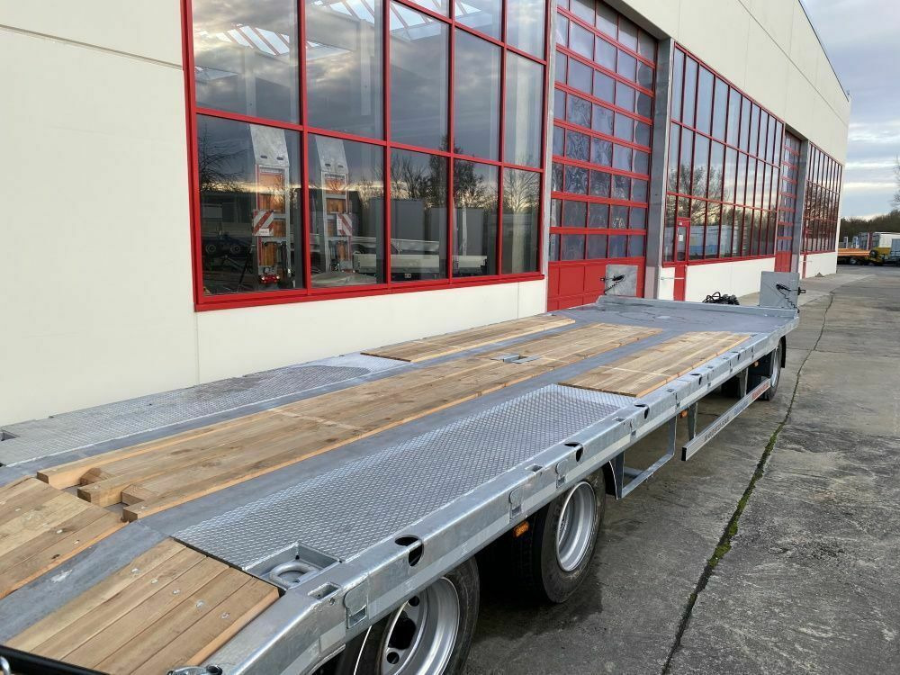 Möslein 3 Achs Tieflader mit gerader Ladefläche 9 m, Ne - Rimorchio pianale ribassato: foto 5 Möslein 3 Achs Tieflader mit gerader Ladefläche 9 m, Ne - Rimorchio pianale ribassato: foto 5