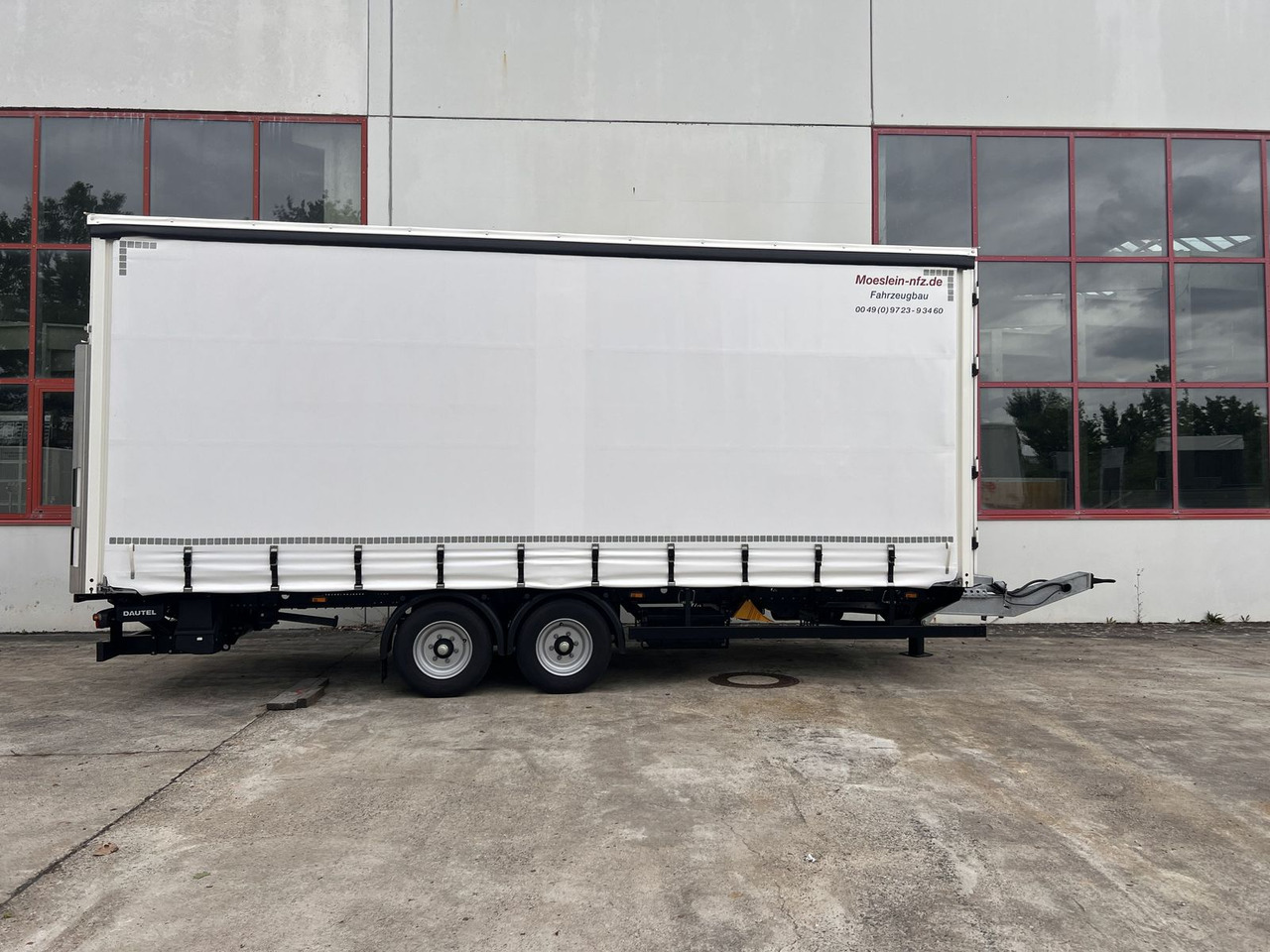 Möslein Planenanhänger, Ladebordwand + Durchladbar neuw - Camion centinato: foto 1 Möslein Planenanhänger, Ladebordwand + Durchladbar neuw - Camion centinato: foto 1