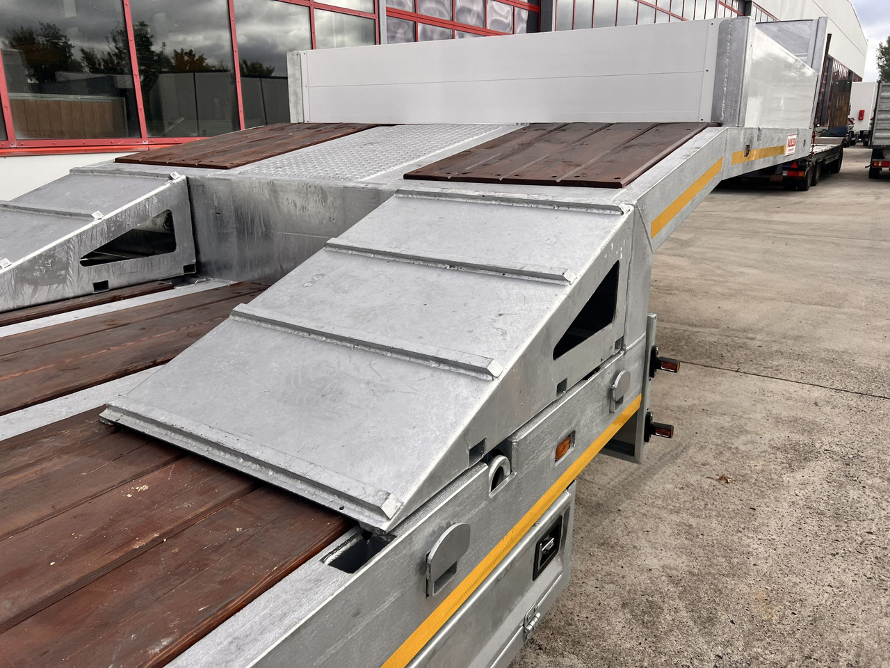 Möslein ST 3  3 Achs Satteltieflader neu - Semirimorchio pianale ribassato: foto 4 Möslein ST 3  3 Achs Satteltieflader neu - Semirimorchio pianale ribassato: foto 4