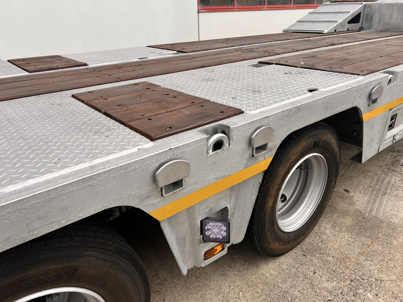 Möslein ST 3  3 Achs Satteltieflader neu - Semirimorchio pianale ribassato: foto 2 Möslein ST 3  3 Achs Satteltieflader neu - Semirimorchio pianale ribassato: foto 2