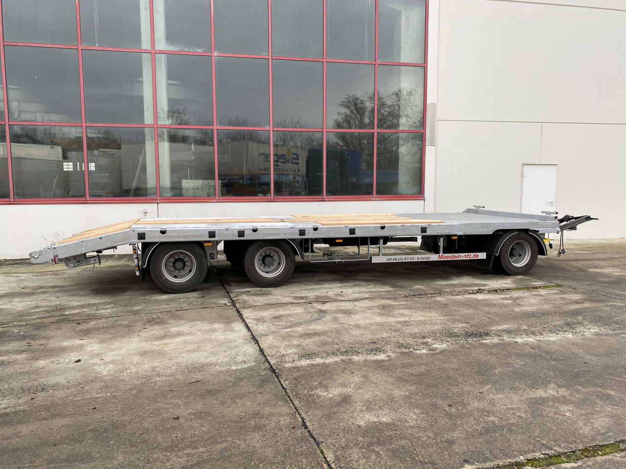 Möslein T 3-P9,2 OR 3 Achs Tieflader gerader Ladefläche 9 m, Neufahrzeug - Rimorchio pianale ribassato: foto 3 Möslein T 3-P9,2 OR 3 Achs Tieflader gerader Ladefläche 9 m, Neufahrzeug - Rimorchio pianale ribassato: foto 3