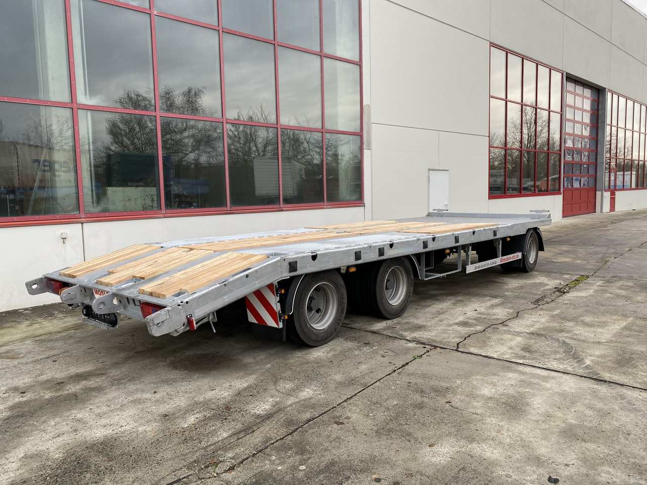 Möslein T 3-P9,2 OR 3 Achs Tieflader gerader Ladefläche 9 m, Neufahrzeug - Rimorchio pianale ribassato: foto 4 Möslein T 3-P9,2 OR 3 Achs Tieflader gerader Ladefläche 9 m, Neufahrzeug - Rimorchio pianale ribassato: foto 4