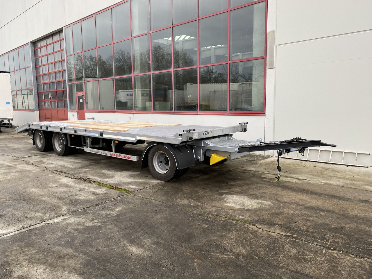 Möslein T 3-P9,2 OR 3 Achs Tieflader gerader Ladefläche 9 m, Neufahrzeug - Rimorchio pianale ribassato: foto 2 Möslein T 3-P9,2 OR 3 Achs Tieflader gerader Ladefläche 9 m, Neufahrzeug - Rimorchio pianale ribassato: foto 2