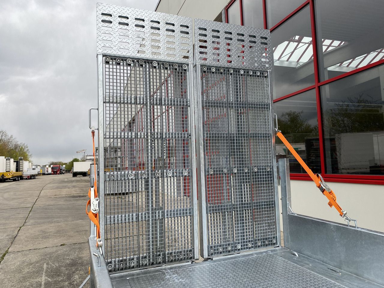 Möslein TT 11-E6x2 hydr. Rampen Tieflader für Fräsen breiten hydraulischen Rampen, Neu - Rimorchio pianale ribassato: foto 2 Möslein TT 11-E6x2 hydr. Rampen Tieflader für Fräsen breiten hydraulischen Rampen, Neu - Rimorchio pianale ribassato: foto 2