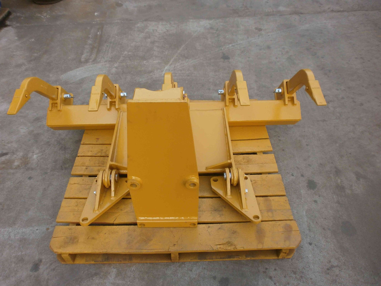 CATERPILLAR D4C (RIPPER) - Scarificatore: foto 3 CATERPILLAR D4C (RIPPER) - Scarificatore: foto 3