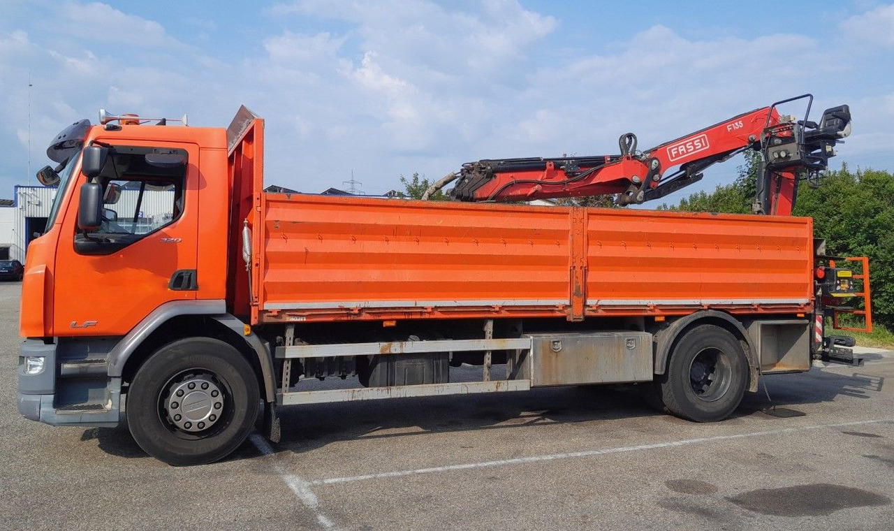DAF FA LF 320 19t Fassi Kran - Autocarro con pianale/ Cassone fisso, Camion con gru: foto 2 DAF FA LF 320 19t Fassi Kran - Autocarro con pianale/ Cassone fisso, Camion con gru: foto 2