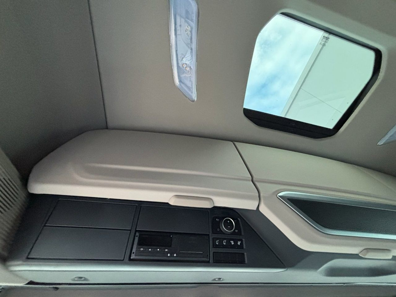 Autocarro trasporto di bevande DAF FAN XG 480 Swing-Board-Aufbau Mitnahmestapler: foto 14 Autocarro trasporto di bevande DAF FAN XG 480 Swing-Board-Aufbau Mitnahmestapler: foto 14