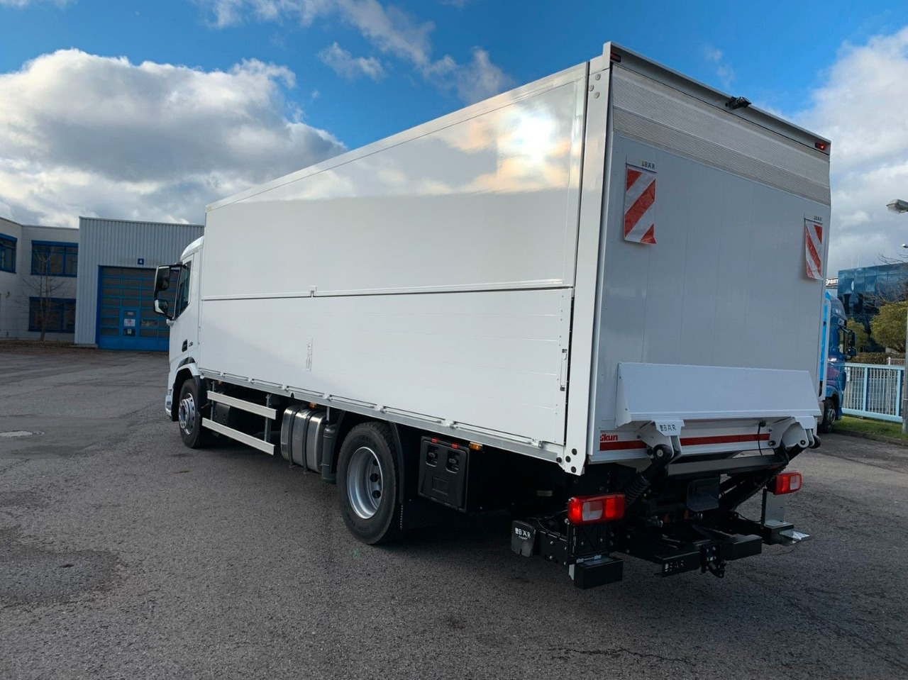 DAF XD 370 FA Getränkeaufbau zikun - Autocarro trasporto di bevande: foto 4 DAF XD 370 FA Getränkeaufbau zikun - Autocarro trasporto di bevande: foto 4