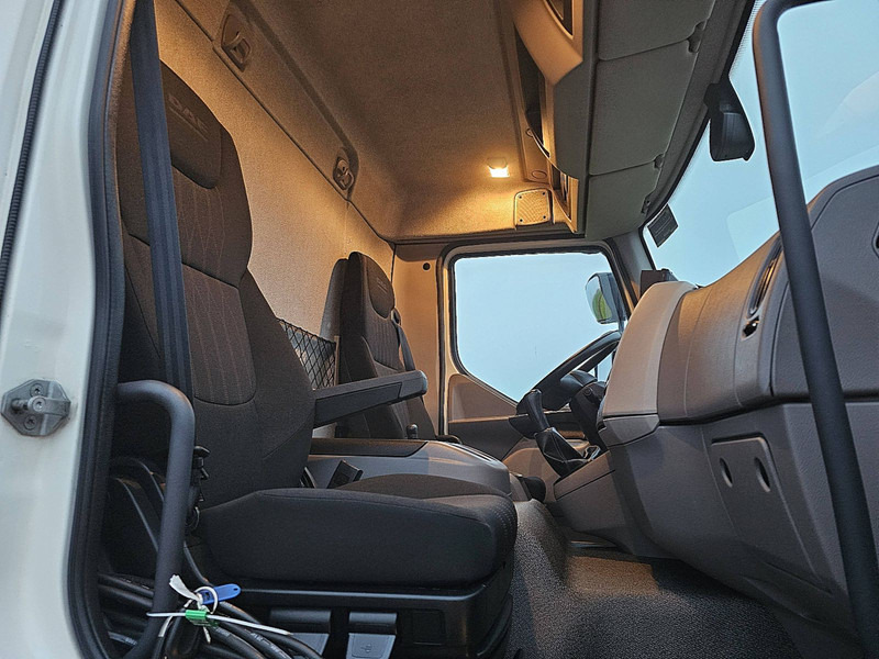 Foto d'interni 1: Autocarro furgonato DAF LF 230 19T MANUAL AIRCO