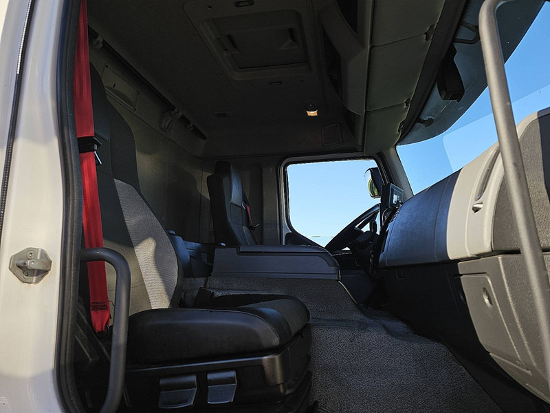 Foto d'interni 1: Leasing di Renault D 270 19T AIRCO TAILLIFT Renault D 270 19T AIRCO TAILLIFT