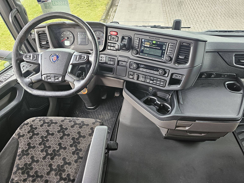 Foto d'interni 1: Camion centinato Scania S450 6X2*4 FORKLIFT CONN.