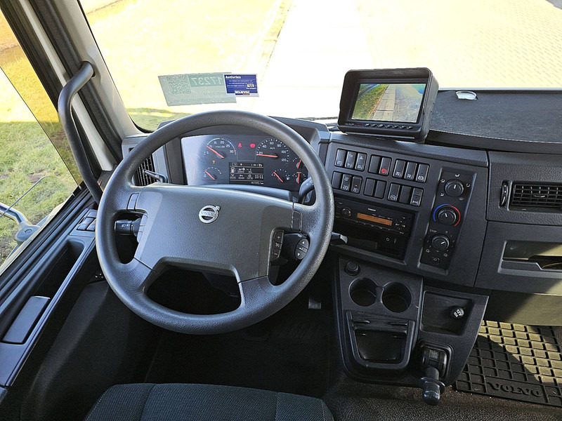 Foto d'interni 1: Autocarro furgonato Volvo FL 220.12 AIRCO LIFT SIDE DOOR