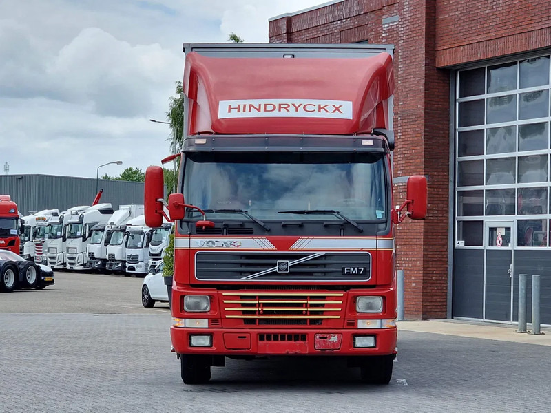 Volvo FM 250 4x- Livestock 2 deck - Lifting floors - Loadlift - Manual gearbox - Autocarro trasporto bestiame: foto 2 Volvo FM 250 4x- Livestock 2 deck - Lifting floors - Loadlift - Manual gearbox - Autocarro trasporto bestiame: foto 2