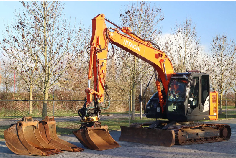 Hitachi ZX135 US-6 | ROTOTILT | DOZERBLADE | 2D GPS | 3X BUCKET - Escavatore cingolato: foto 2 Hitachi ZX135 US-6 | ROTOTILT | DOZERBLADE | 2D GPS | 3X BUCKET - Escavatore cingolato: foto 2