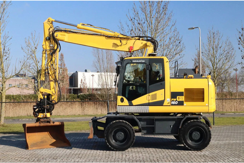 Komatsu PW160-11 | ENGCON TILTROTATOR | BUCKET | TRAILER HYDR. - Escavatore gommato: foto 1 Komatsu PW160-11 | ENGCON TILTROTATOR | BUCKET | TRAILER HYDR. - Escavatore gommato: foto 1