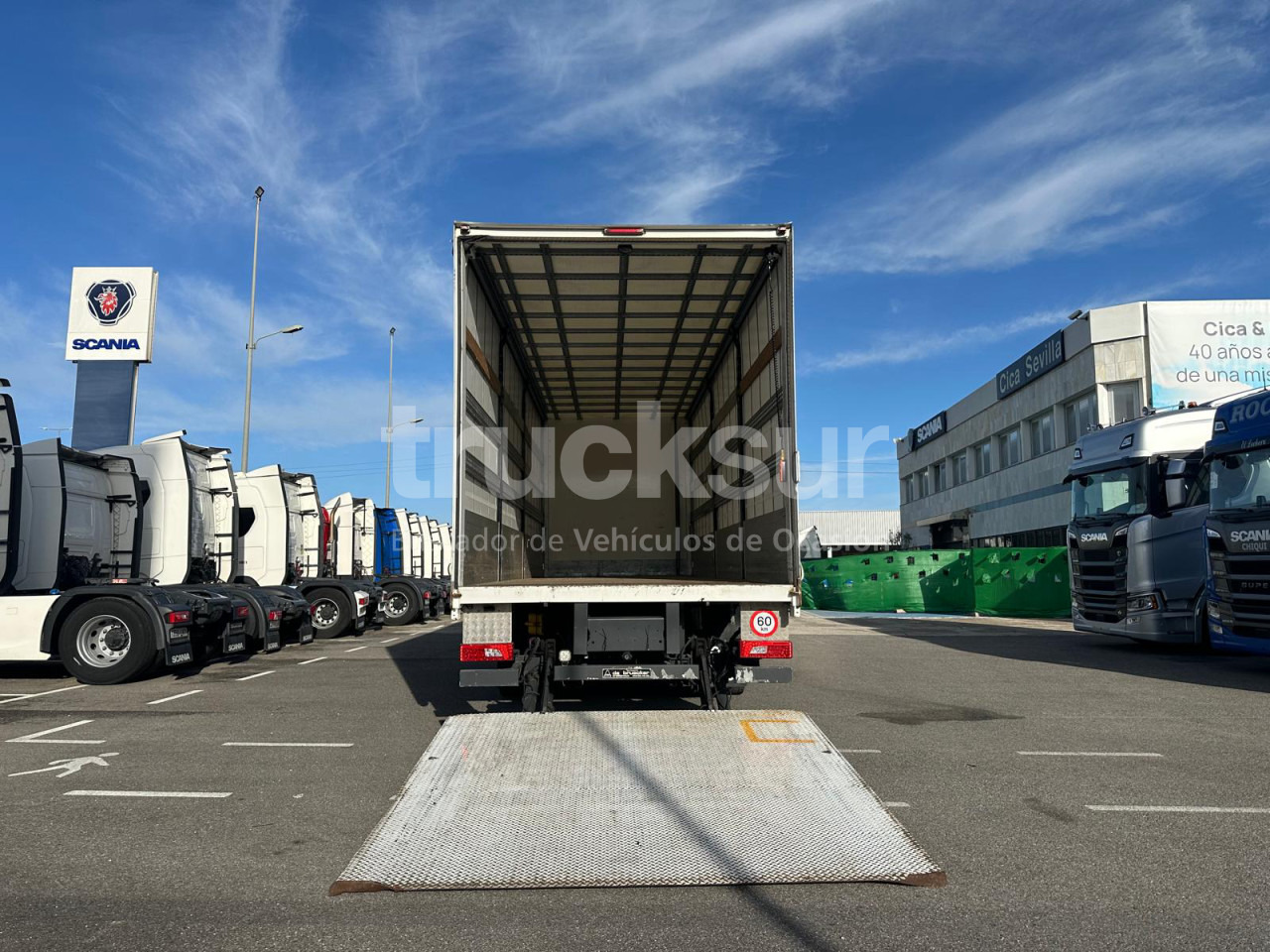 Foto d'interni 1: Camion centinato SCANIA P320