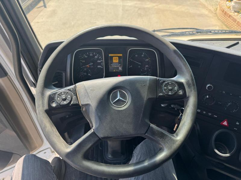 Foto d'interni 1: Trattore stradale Mercedes Actros 1845